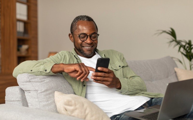 man selects a dating profile package using his phone