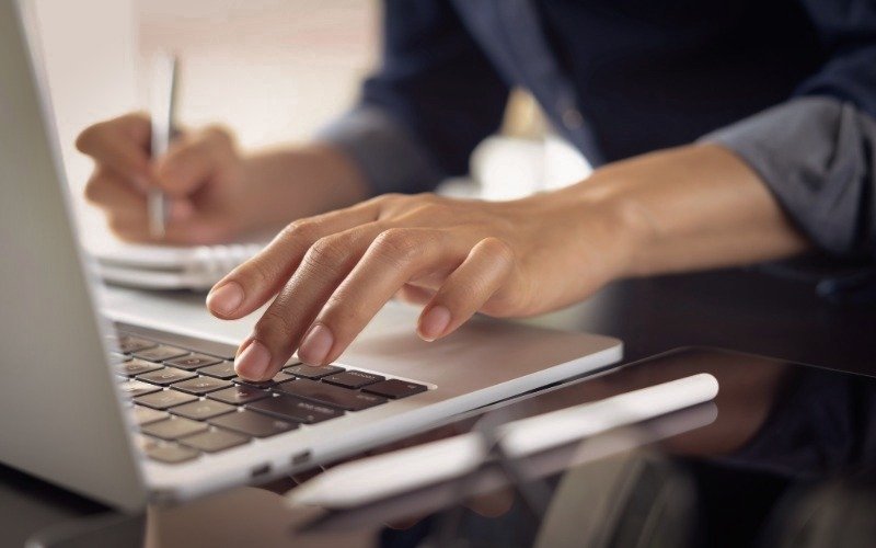 a writer creates an effective dating profile that attracts your ideal match